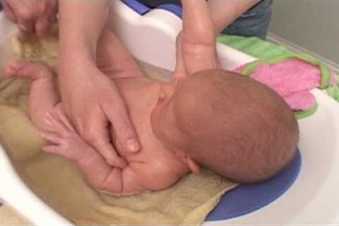 How To Bathe a Newborn | BabyCenter