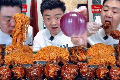 Brother Xiaofeng Eating Fast Food 🧅 Onions With Fried Chicken Thighs And Turkey Noodles Mukbang..