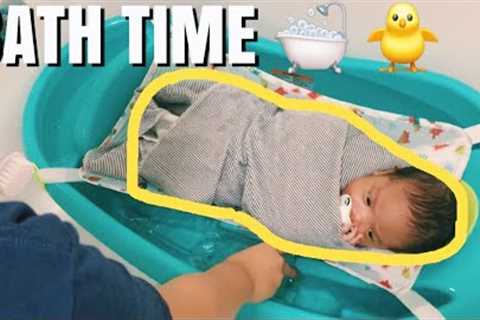 HOW I BATHE MY NEWBORN BABY! *ONE MONTH OLD*