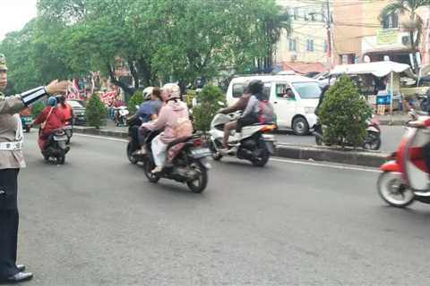 Unit Lantas Polsek Ciledug hadir untuk masyarakat dalam pelayanan Pengaturan…